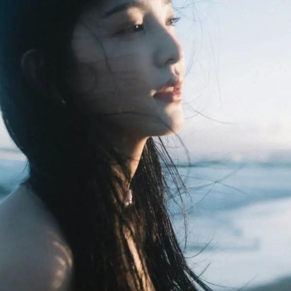 女孩向前走